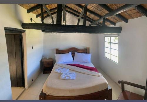 una camera da letto con un letto in una stanza di Cabaña La Santa María a Guatavita