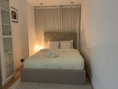 une chambre avec un lit avec un animal en peluche dessus dans l'établissement Mermoz Luxury Suite, à Marseille