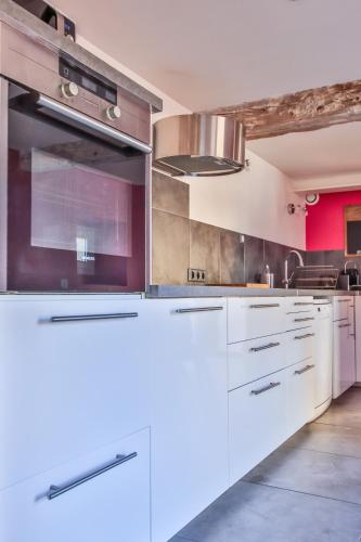 Dapur atau dapur kecil di Domaine d'AROMM - Chambres d'hotes & gites - Piscine, Etangs & Animaux - Au calme