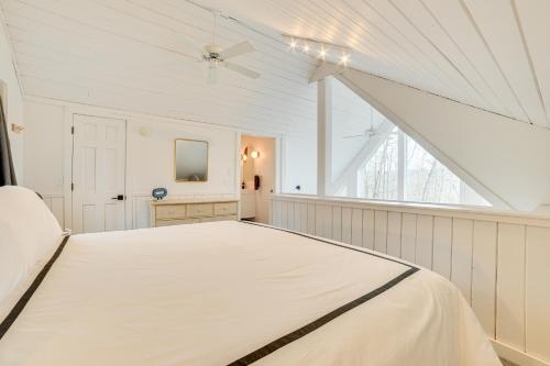 une chambre blanche avec un grand lit et une fenêtre dans l'établissement 2 Mi to Nubs Nob Resort All-Season Michigan Haven, à Harbor Springs