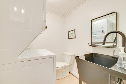 une salle de bain blanche avec un lavabo et des toilettes dans l'établissement 2 Mi to Nubs Nob Resort All-Season Michigan Haven, à Harbor Springs