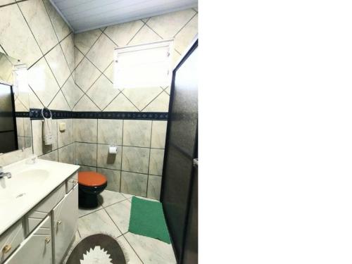 un baño con inodoro y lavabo en Casa Grande on Quadra do Mar, en Pontal do Paraná