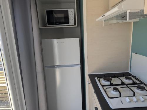 Kuchyň nebo kuchyňský kout v ubytování Mobil Home climatisé à 3 minutes de la Mer
