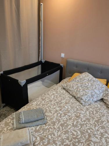 a bed with a head board and a pillow on it at Au milieu des sites historiques in Remoulins