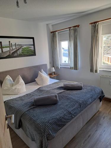 a bedroom with a bed with two pillows on it at Traumferienwohnung Ostseebad Baabe - Rügen in Baabe