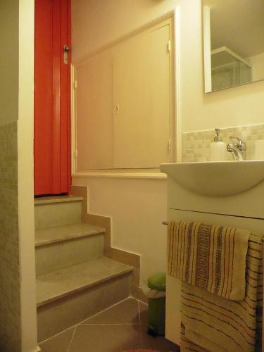 パレルモにあるBobnbのバスルーム(洗面台、鏡付)、階段