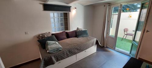 Un dormitorio con una cama y una ventana grande en Studio Nice centre, en Niza