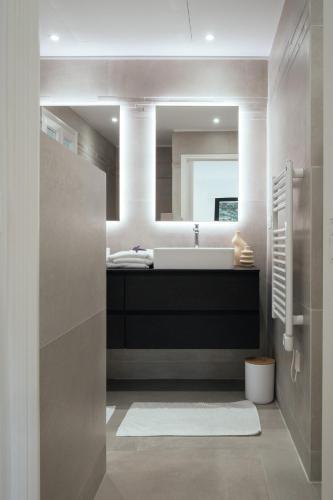 une salle de bain avec une baignoire blanche et un lavabo dans l'établissement Villa in Luxury Estate, Mougins, à Mougins