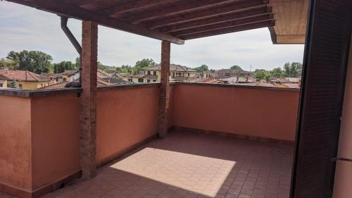 an outdoor balcony with a view of a city at uno spazio luminoso e tranquillo vicino Milano in San Zenone al Lambro