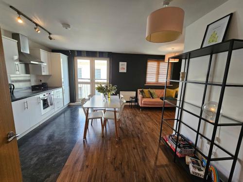 Η κουζίνα ή μικρή κουζίνα στο Stylish 2 Bed in Witney, Parking & Dog-Friendly!