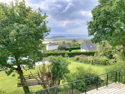 une vue depuis le balcon d'une maison dans l'établissement Maison Anémone - Vue mer - Crozon, Bretagne, à Crozon