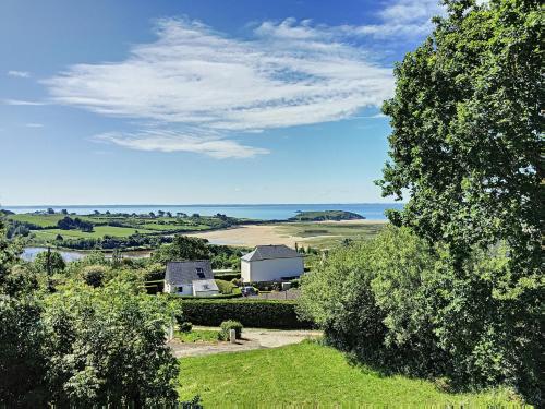 - une vue sur une ferme avec une grange et l'océan dans l'établissement Maison Anémone - Vue mer - Crozon, Bretagne, à Crozon