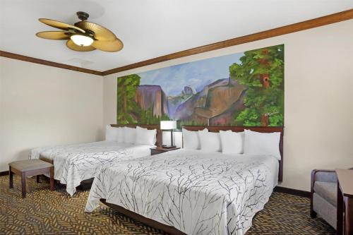 Postel nebo postele na pokoji v ubytování Best Western Plus Yosemite Gateway Inn