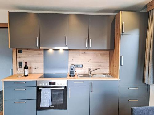 una cucina con armadi in acciaio inossidabile e lavandino di Apartment Familienglück by Interhome a Oberau