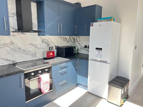 Kuchyň nebo kuchyňský kout v ubytování GRAVENEY HOUSE -Sleeps 8 - London Zone 3