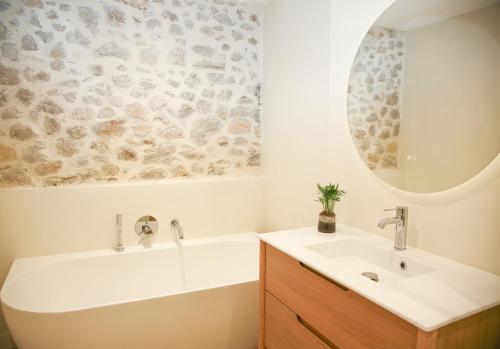 une salle de bain avec une baignoire, un lavabo et un miroir dans l'établissement 3BR on the Remparts of Antibes - Sea & Mountain View, à Antibes