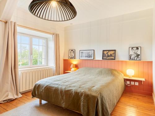 - une chambre avec un lit, une fenêtre et 2 lampes dans l'établissement Holiday Home l'Ansnevilla by Interhome, à Anneville-sur-Mer