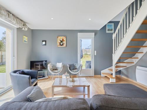 un salon avec un canapé et un escalier dans l'établissement Holiday Home Caprera by Interhome, à Denneville