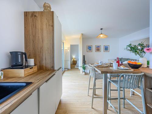 une cuisine et une salle à manger avec une table et des chaises dans l'établissement Apartment Port Haliguen Plaisance-2 by Interhome, à Quiberon