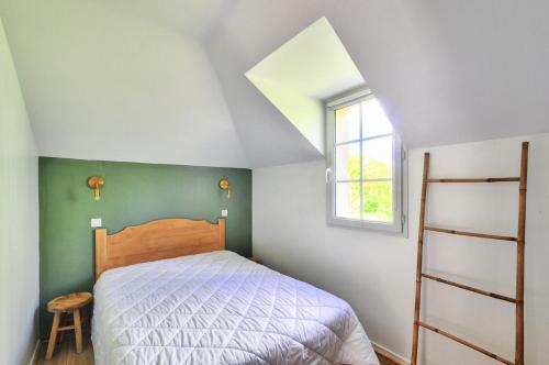 une chambre avec un lit et une fenêtre dans l'établissement La résidence du Lac - maeva Home - Maison 3 pièces 5 personnes - Sélection MAE-1901, à Monflanquin