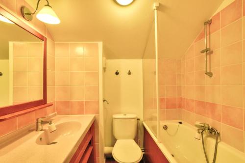 une salle de bain avec toilettes, baignoire et lavabo dans l'établissement La résidence du Lac - maeva Home - Maison 3 pièces 5 personnes - Sélection MAE-1901, à Monflanquin