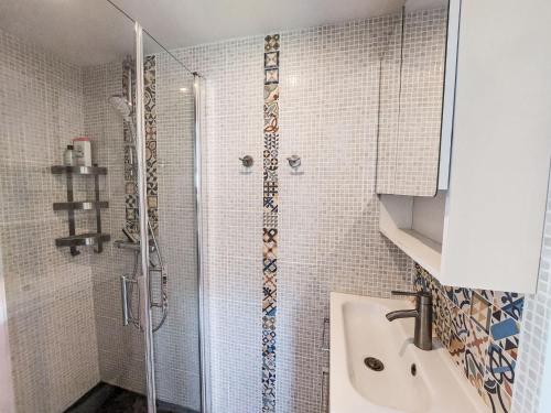 une salle de bain avec douche et lavabo dans l'établissement Holiday Home Charme de Banastère by Interhome, à Sarzeau