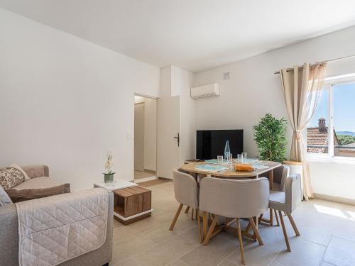 un salon avec une table et un canapé dans l'établissement Apartment Hameau de Guerrevieille by Interhome, à Grimaud