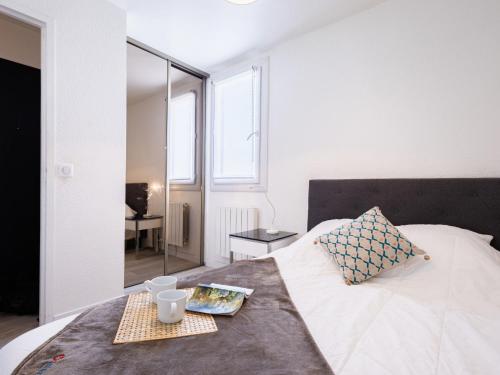 une chambre avec un lit avec un plateau dessus dans l'établissement Apartment Maïtena by Interhome, à Bidart