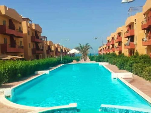 استوديو مفروش ومكيف في راس سدر -بحر رملي وحمام سباحة- للعائلات الصغيرة فقط