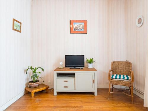 Cette chambre dispose d'un bureau, d'une télévision et d'une chaise. dans l'établissement Apartment Goyenetche by Interhome, à Saint-Jean-de-Luz