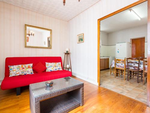 un salon avec un canapé rouge et une table dans l'établissement Apartment Goyenetche by Interhome, à Saint-Jean-de-Luz