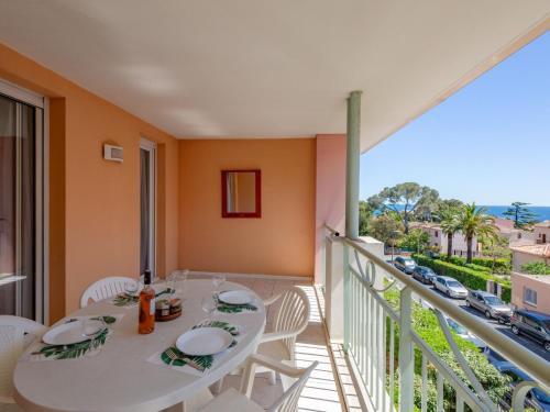 un balcon avec une table et des chaises et une vue dans l'établissement Apartment Les Calanques du Parc-8 by Interhome, à Saint-Aygulf