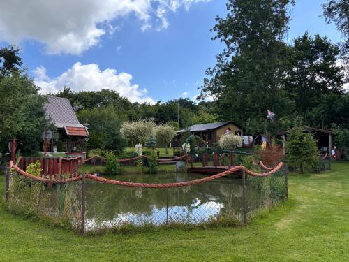 Taman di luar Domki Białogarda