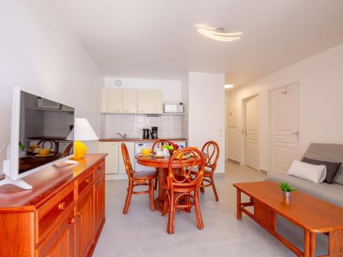 une cuisine et un salon avec une table et des chaises dans l'établissement Apartment Les Calanques du Parc-8 by Interhome, à Saint-Aygulf