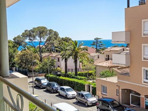 - un balcon avec vue sur les voitures garées dans un parking dans l'établissement Apartment Les Calanques du Parc-8 by Interhome, à Saint-Aygulf