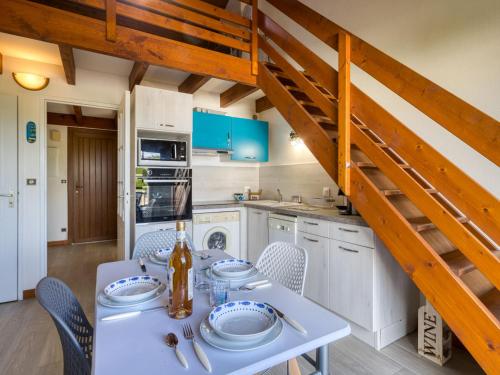une cuisine et une salle à manger avec une table et des chaises blanches dans l'établissement Apartment Moulin de la Brunette-5 by Interhome, à Saint-Palais-sur-Mer