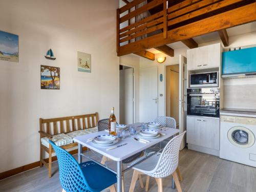 une cuisine et une salle à manger avec une table et des chaises dans l'établissement Apartment Moulin de la Brunette-5 by Interhome, à Saint-Palais-sur-Mer