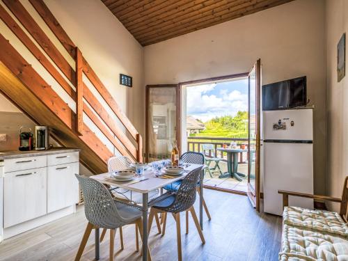 une cuisine et une salle à manger avec une table et des chaises dans l'établissement Apartment Moulin de la Brunette-5 by Interhome, à Saint-Palais-sur-Mer