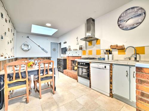 une cuisine avec une table et des chaises dans l'établissement Holiday Home Cheray 1 by Interhome, à Saint-Georges-dʼOléron