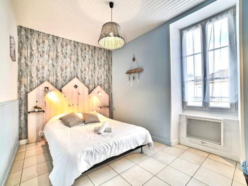 une chambre avec un grand lit et une grande fenêtre dans l'établissement Holiday Home Cheray 1 by Interhome, à Saint-Georges-dʼOléron