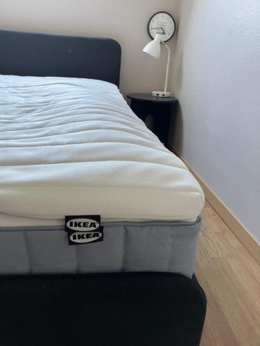Ένα ή περισσότερα κρεβάτια σε δωμάτιο στο Cocon neuf entre mer et campagne 4Pers Parking privé