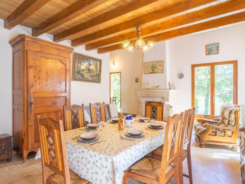 une salle à manger avec une table et des chaises dans l'établissement Holiday Home Les 2 plages by Interhome, à Vaux-sur-Mer
