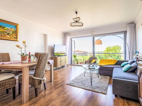 un salon avec une table et un canapé dans l'établissement Apartment Parc Euzkadi-3 by Interhome, à Biarritz