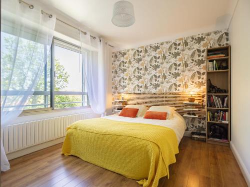 une chambre avec un lit avec une couverture jaune dans l'établissement Apartment Parc Euzkadi-3 by Interhome, à Biarritz