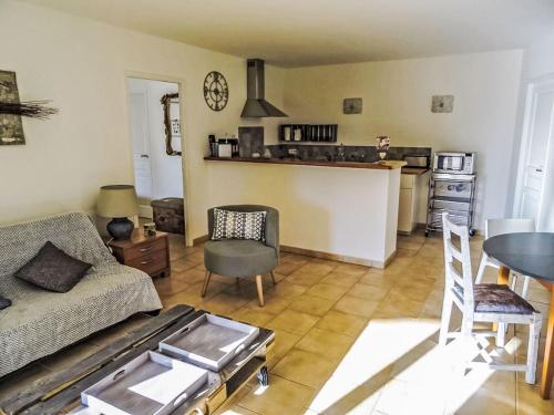 un salon avec un canapé et une cuisine dans l'établissement Apartment Douce parenthése-1 by Interhome, à Sanary-sur-Mer