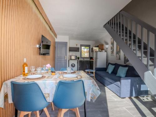 Dapur atau dapur kecil di Holiday Home Les Maisons de la Plage-13 by Interhome