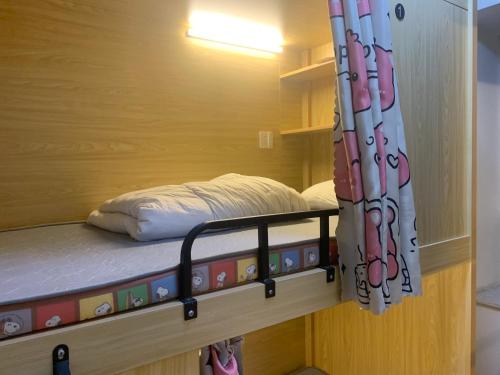 Postel nebo postele na pokoji v ubytování Travelers' Nest Youth Hostel