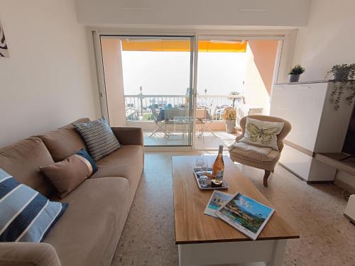 un salon avec un canapé et une table basse dans l'établissement Apartment Le Méditerranée-4 by Interhome, à Fréjus