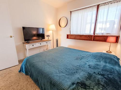une chambre avec un lit et une télévision à écran plat dans l'établissement Apartment Le Méditerranée-4 by Interhome, à Fréjus