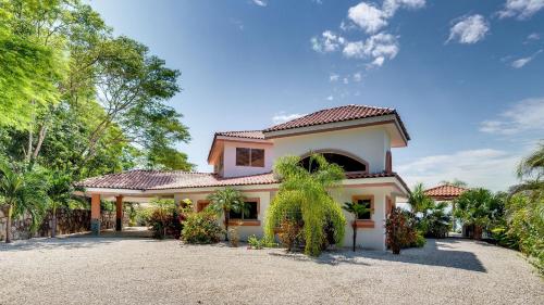 a large house with a driveway at Villas Roma Del Mar in Playa Naranjo